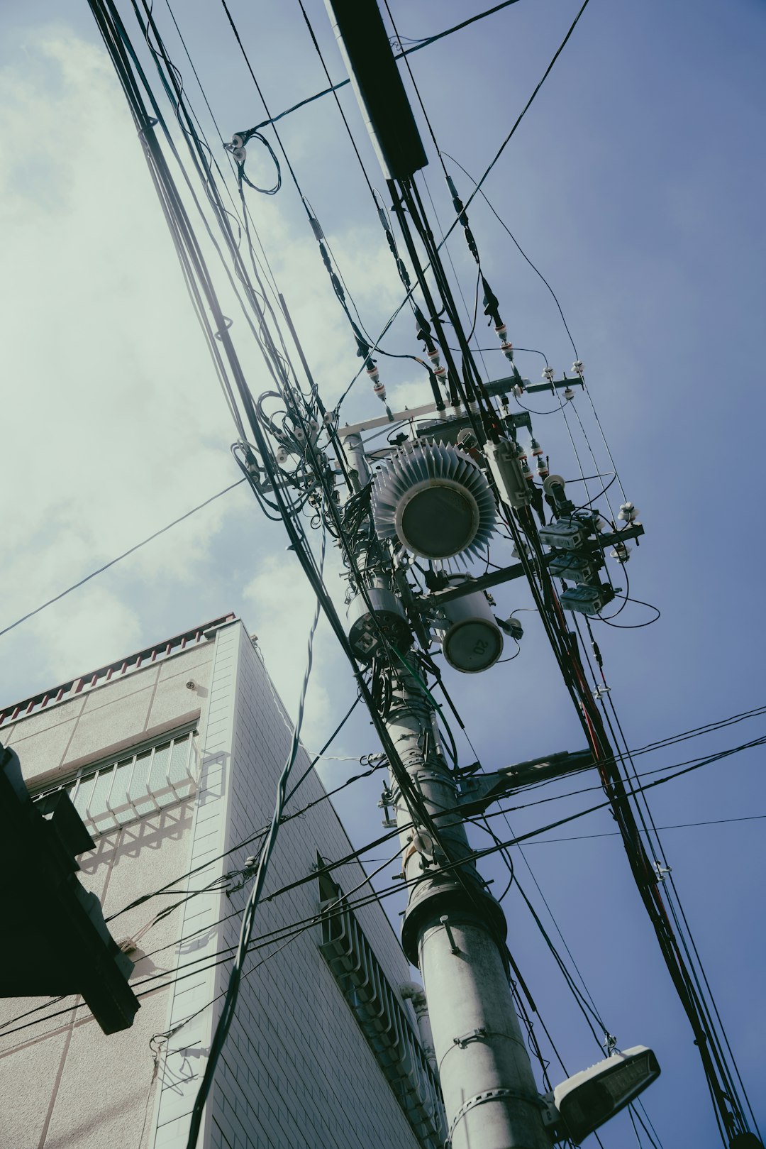 tangled-electrical-wires-on-a-utility-pole-against-sky-knj0r4-h8cm